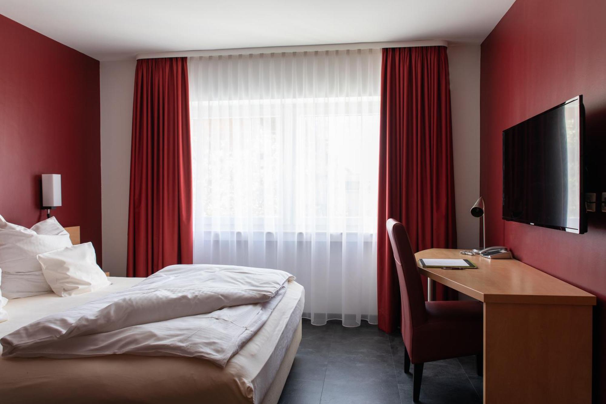 Mein Schlosshotel Heusenstamm Exterior photo